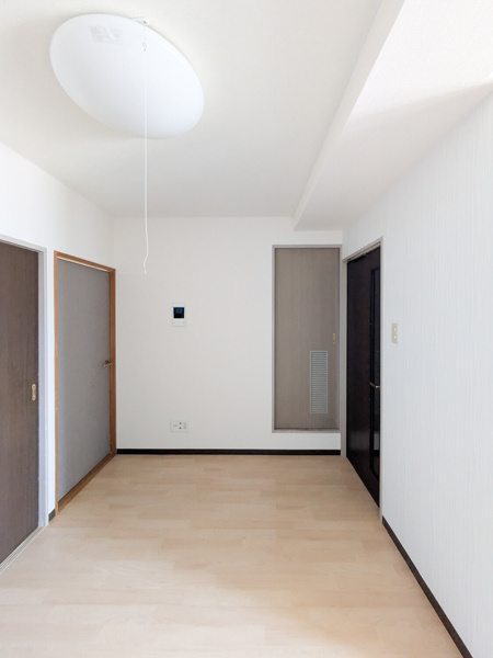 【御幸ビルの居間】