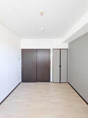 【御幸ビルの洋室】