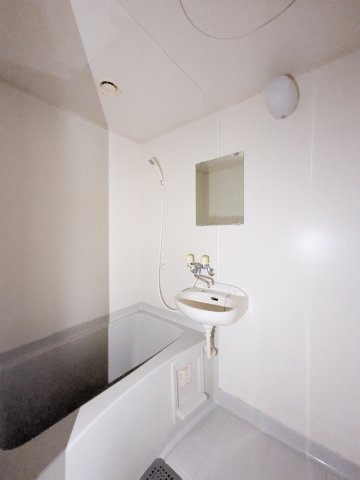 【御幸ビルの浴室】