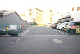 若草モータープールの外観