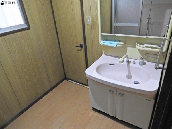 【揖保郡太子町東南／借家の洗面所】