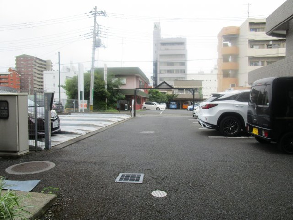 【カーサモンテの駐車場】