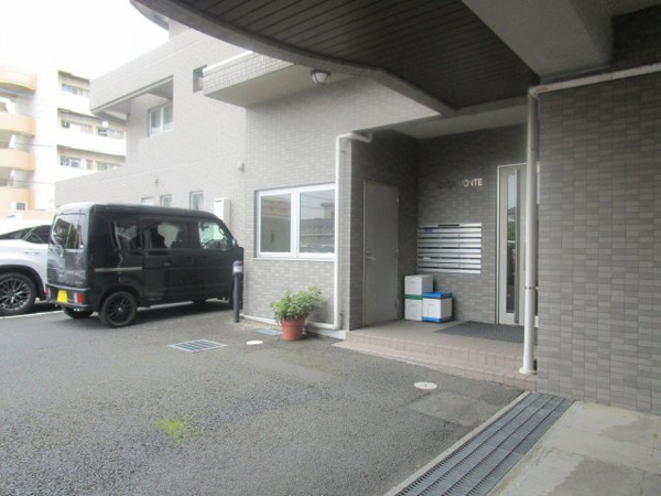 【カーサモンテの駐車場】