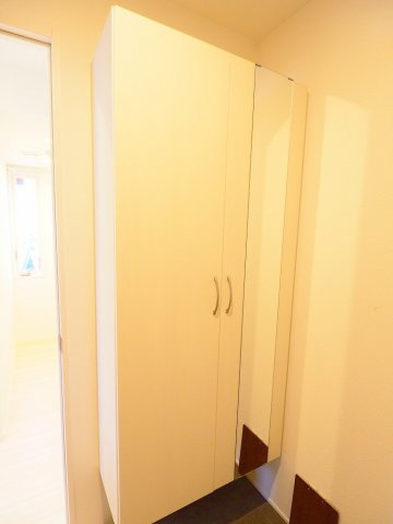 【メゾン　カルムの玄関】