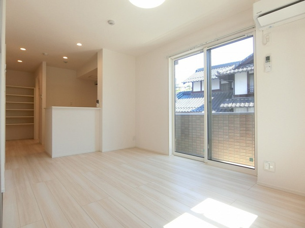 【メゾン　カルムの居間】