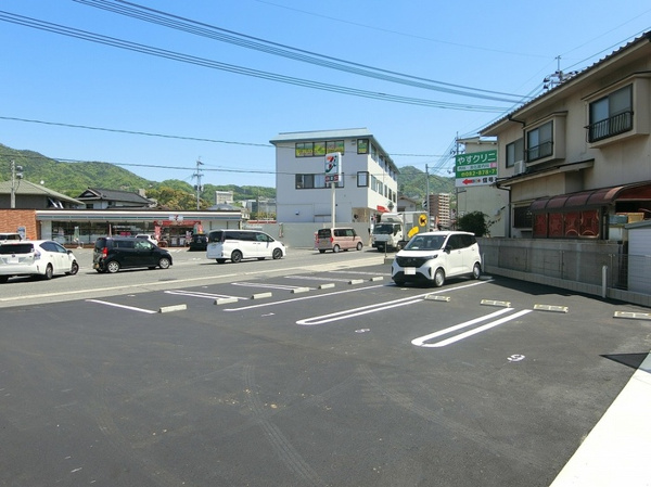 【メゾン　カルムの駐車場】