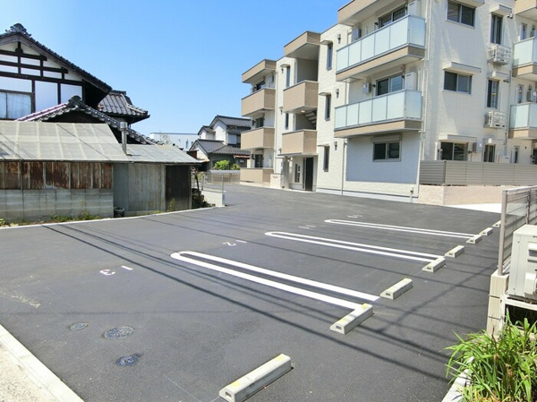 【メゾン　カルムの駐車場】