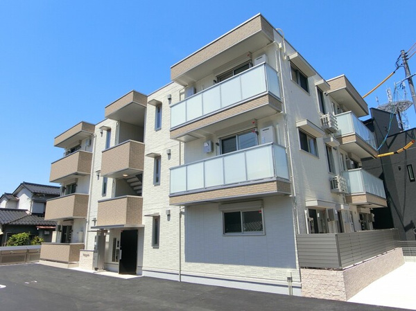 【メゾン　カルムの外観】