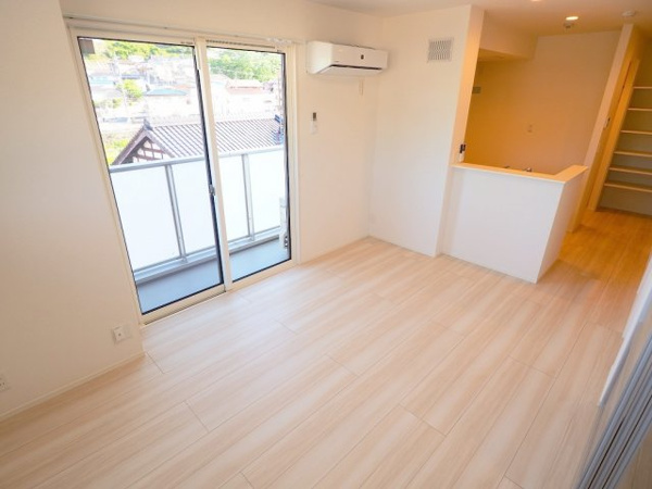 【メゾン　カルムの居間】