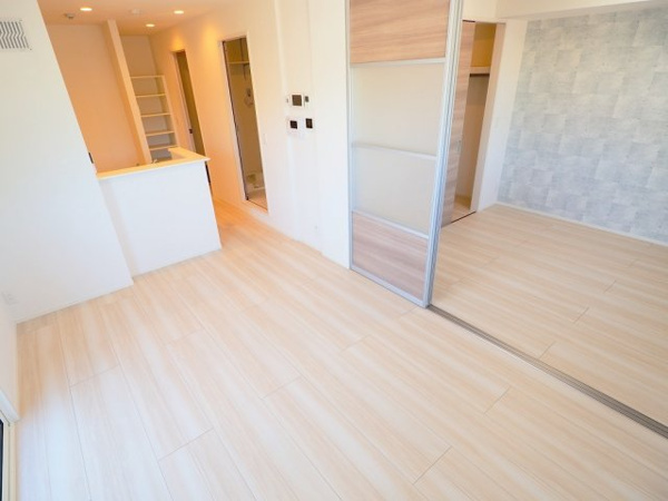 【メゾン　カルムの居間】