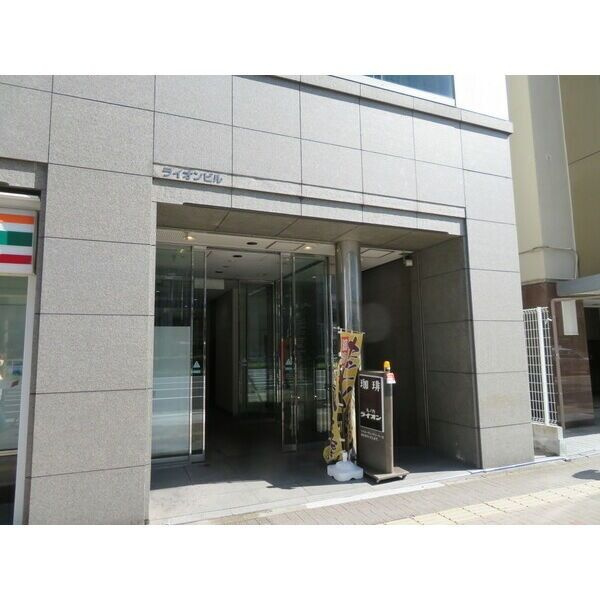 【ライオン中駒ビル201のエントランス】