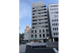 新宿明治通りビルの外観