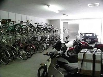 ファミールグラン銀座４丁目オーセンティアの駐車場