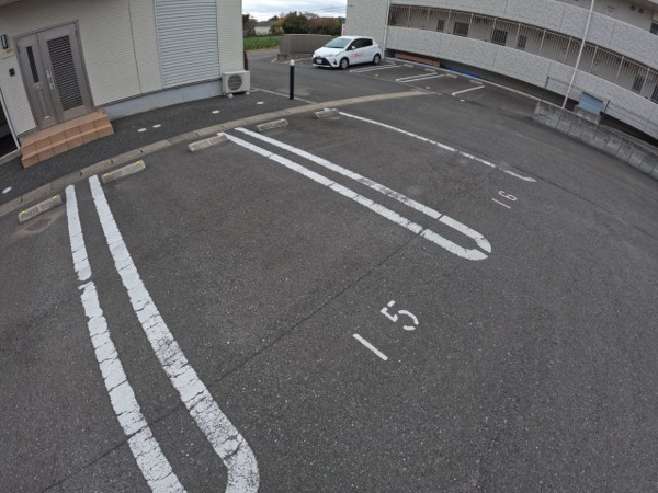 【サン・ガーデン中津東Ⅱの駐車場】