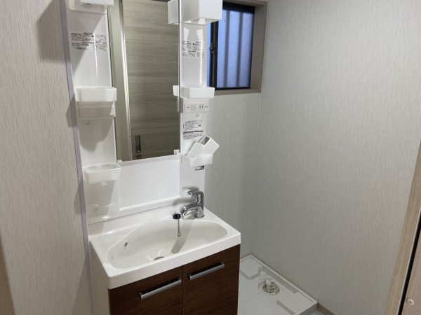 【谷津町貸家の独立洗面台】