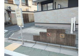 ペル ファボーレ駐車場の外観