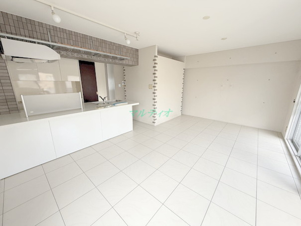 【メゾン・ド・トルティの居間】