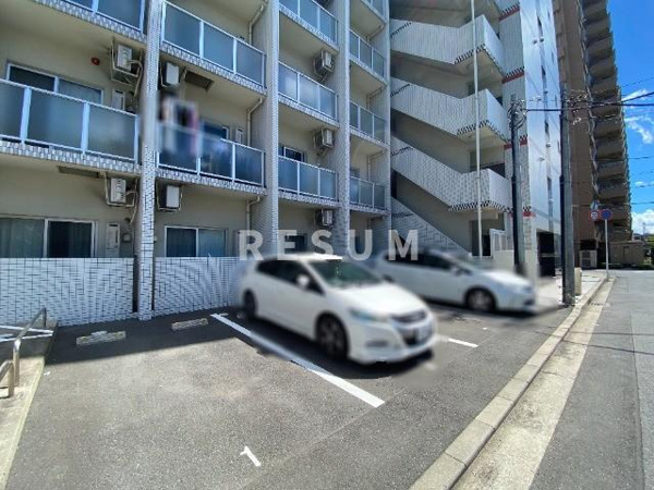 アルヴィータの駐車場