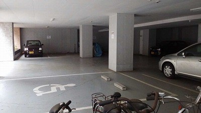 【パークヒルズ中央12の駐車場】