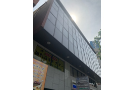 新港ビルの外観