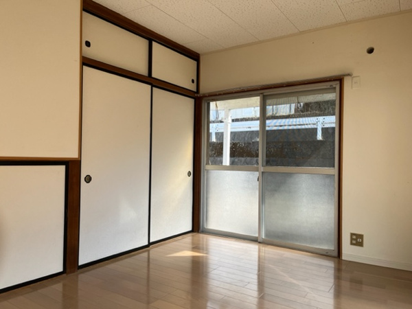 【笛木アパートの居間】