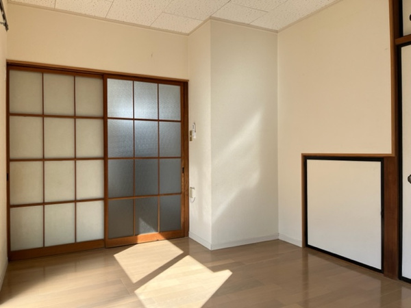 【笛木アパートの居間】