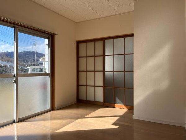 【笛木アパートの居間】