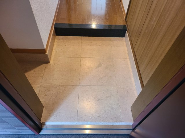 【名古屋市千種区唐山町のマンションの玄関】