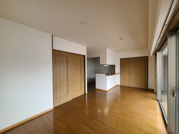 【名古屋市千種区唐山町のマンションの居間】