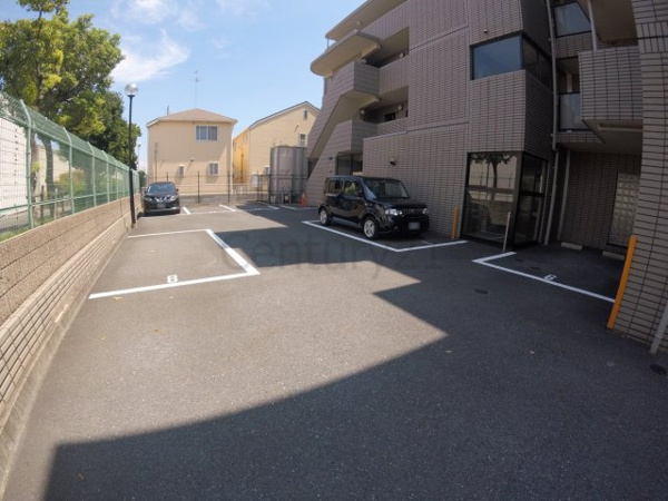 シェリール甲東園の駐車場
