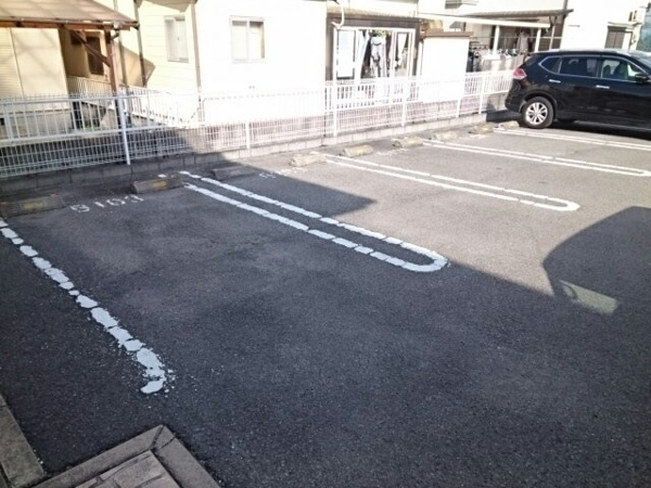 【メゾン・ド・シャル-レⅡの駐車場】