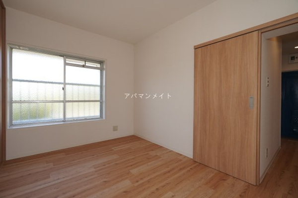 【名瀬マンションの洋室】