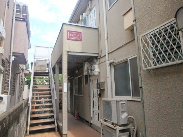 【サンパレスの外観】