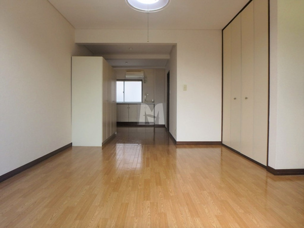 【サンパレスの洋室】