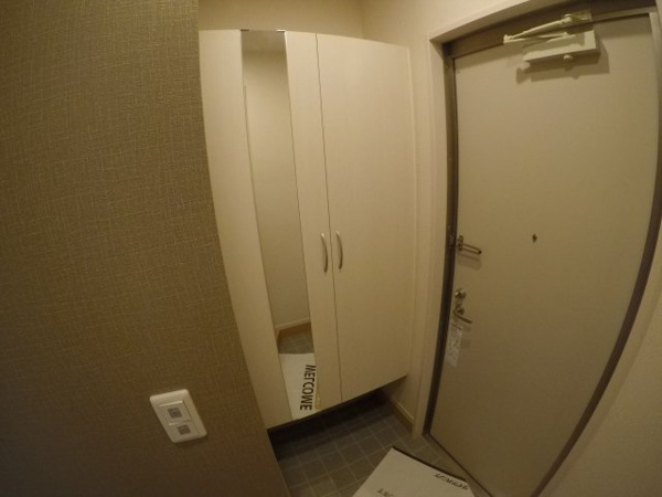 【エストピア壱番館の玄関】