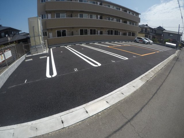 【エストピア壱番館の駐車場】
