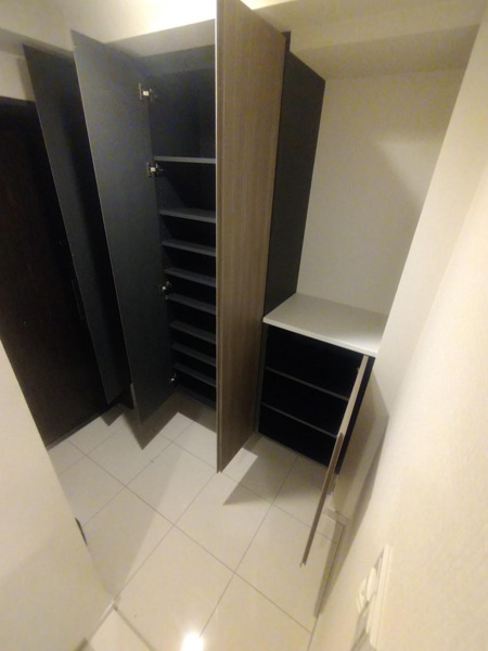 プレサンスレジェンド大阪新町タワーの玄関