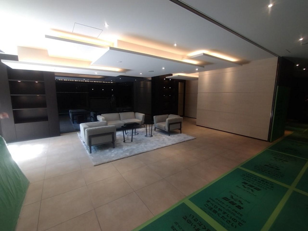 プレサンスレジェンド大阪新町タワーのエントランス