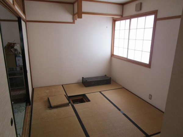 【高山市初田町の店舗事務所の和室】
