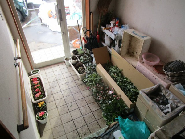 【高山市初田町の店舗事務所のエントランス】