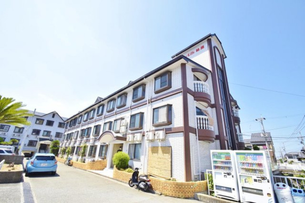 ロイヤル柏原の外観