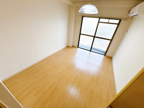 マンション佐和の居間
