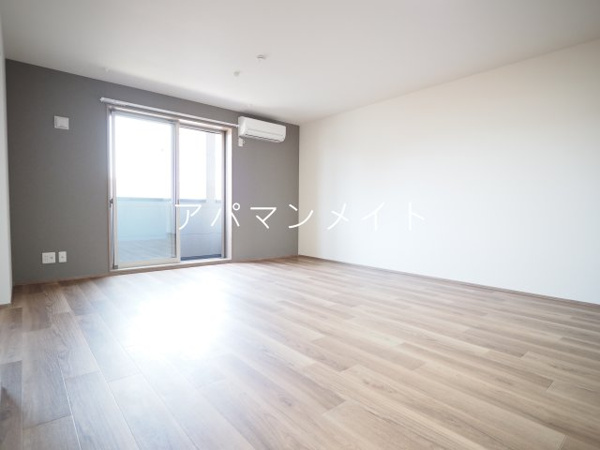 【横浜市戸塚区上矢部町のアパートの居間】