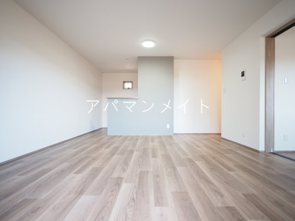 【横浜市戸塚区上矢部町のアパートの居間】