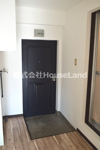 【ルピナスかつらぎA棟の玄関】