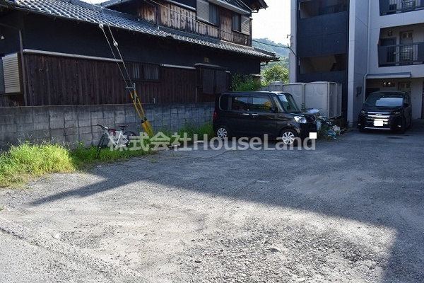 【ルピナスかつらぎA棟の駐車場】