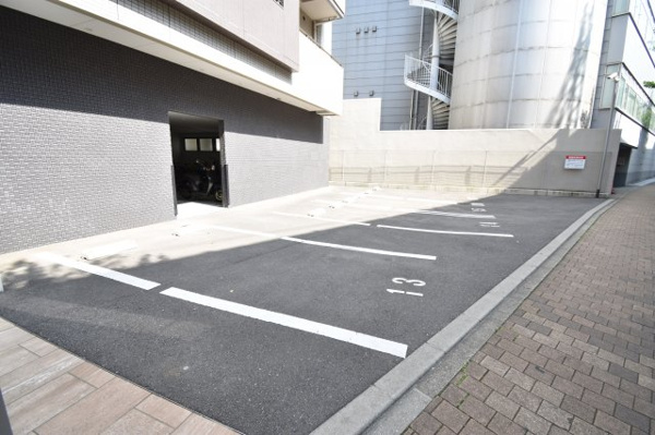 エンクレスト天神AVANTの駐車場