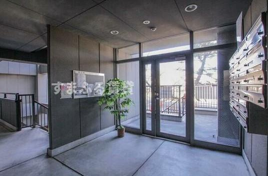 メゾン　ド　サフィール　岡崎市明大寺本町のエントランス