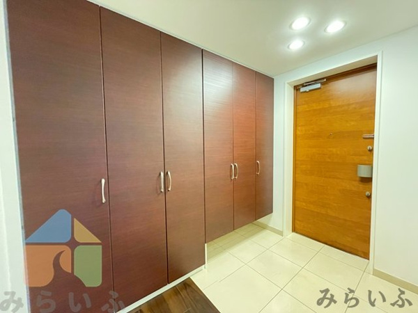 【レザンドール東山元町の玄関】