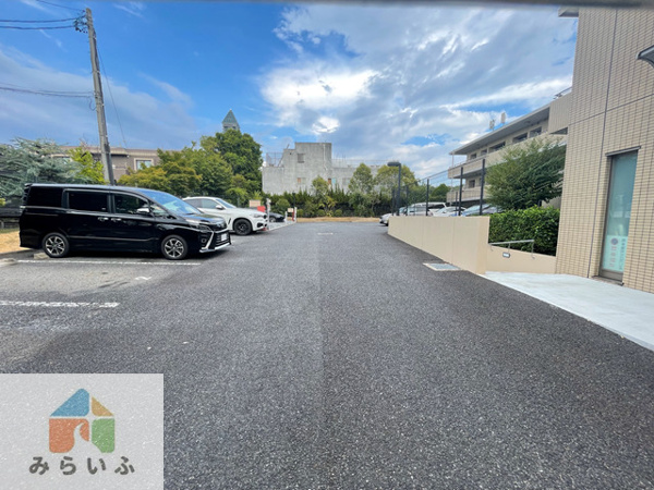 【レザンドール東山元町の駐車場】